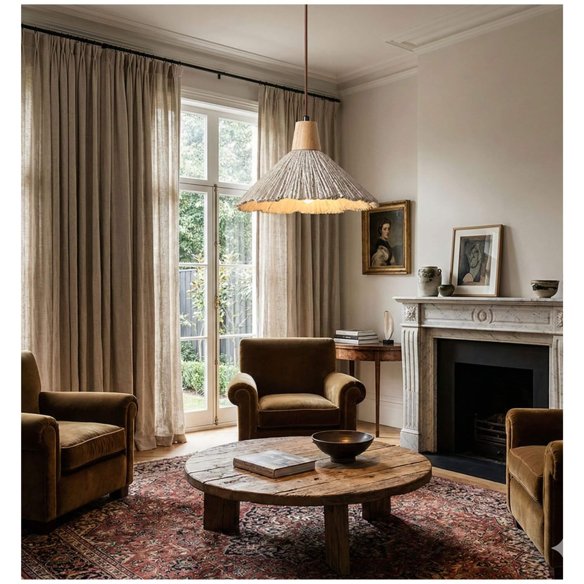 Suspension design moderne en fibres naturelles éclairant un salon élégant avec table basse ronde et cheminée classique.